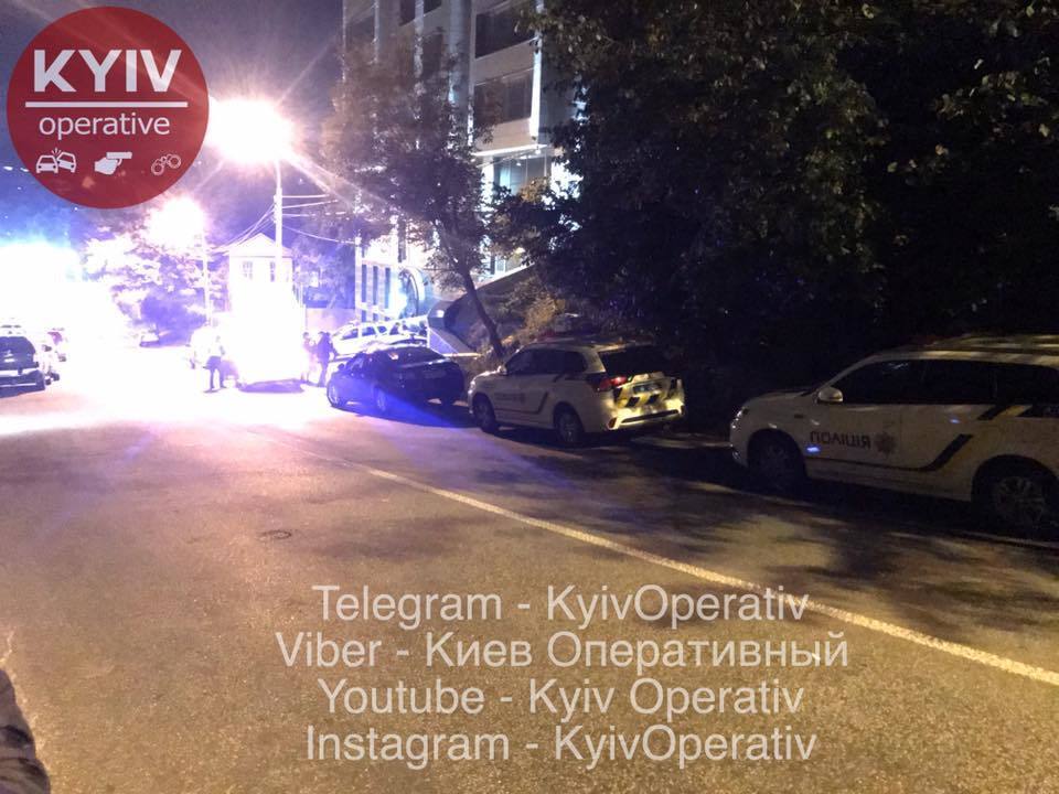 В Киеве устроили стрельбу и ранили полицейского: все детали ночного происшествия