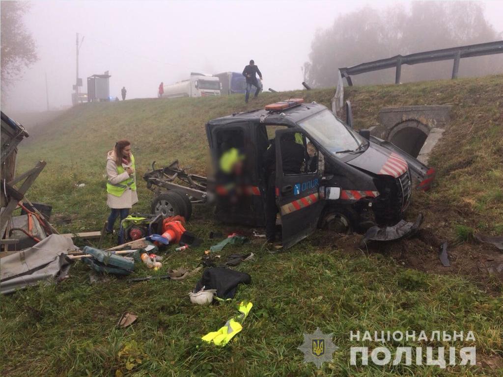 На Львовщине произошло смертельное ДТП с автопоездом: жуткие фото
