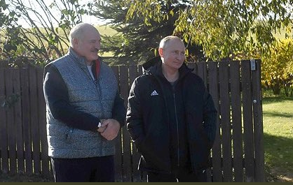 Путін і Лукашенко чокнулись у білоруському лісі: в мережі сміються над фото і відео