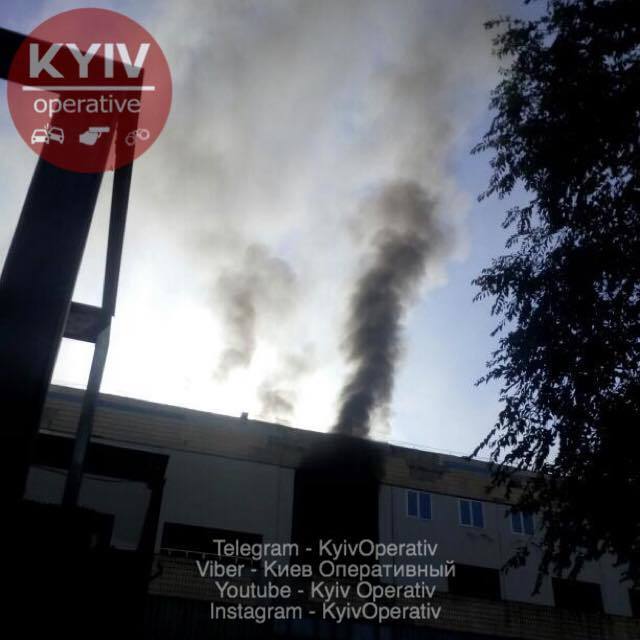 Дым видно с другого конца города: видео пожара на Жилянской в Киеве