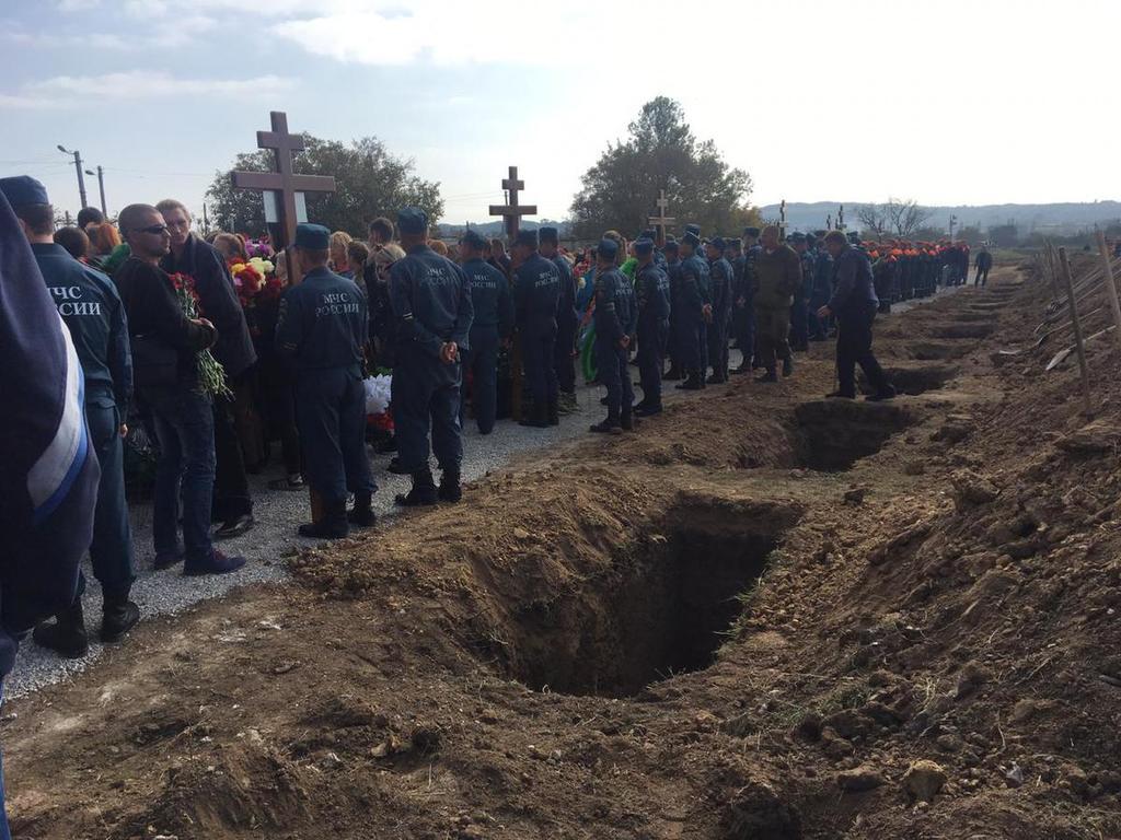 Рыдания, гвоздики и обмороки: как в Керчи похоронили жертв стрельбы
