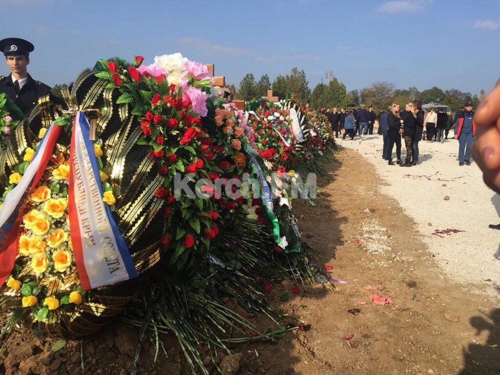 Рыдания, гвоздики и обмороки: как в Керчи похоронили жертв стрельбы