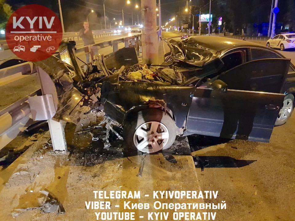 В Киеве пьяный полицейский чудом выжил в ДТП: фото с места аварии