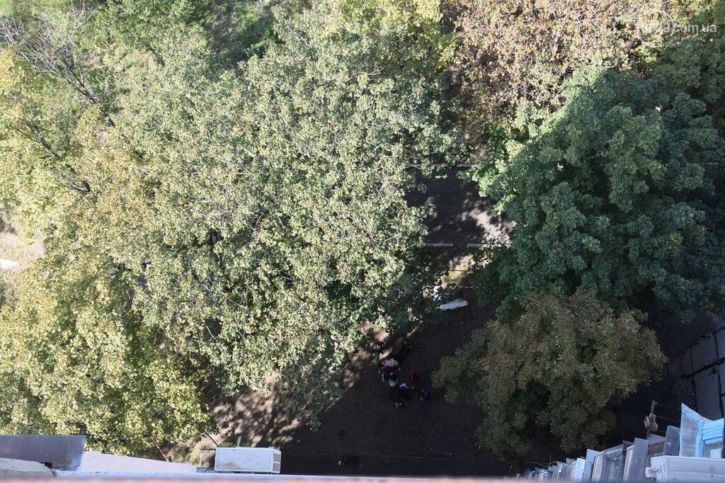 В Мариуполе две школьницы покончили с жизнью, спрыгнув с крыши: фото и видео 