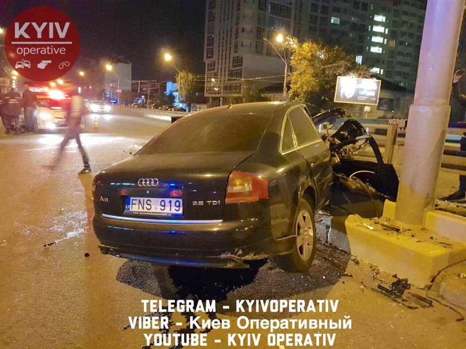 В Киеве пьяный полицейский чудом выжил в ДТП: фото с места аварии