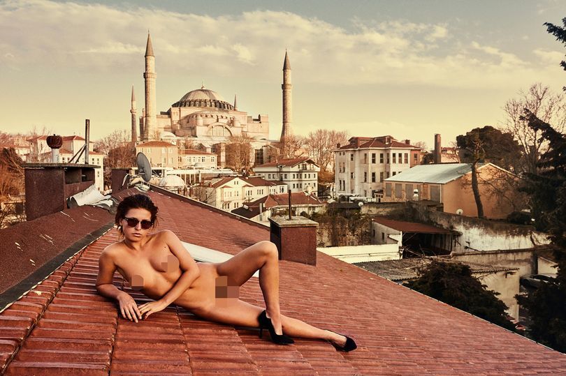 Мариса Папен сфотографировалась голой в турецкой мечети. Она так рискует уже не впервые
