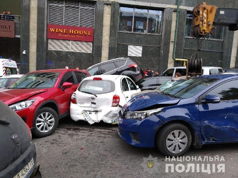 Как ''бешеный'' автокран устроил ДТП на Леси Украинки. Видео момента аварии