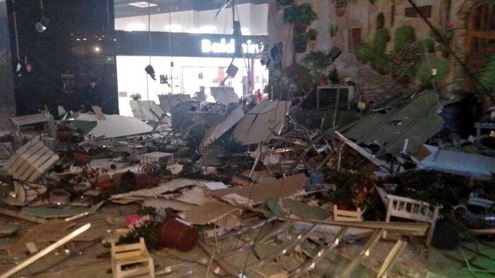 Уламками завалило дівчат: фото і відео з місця НП в торговому центрі Мінська