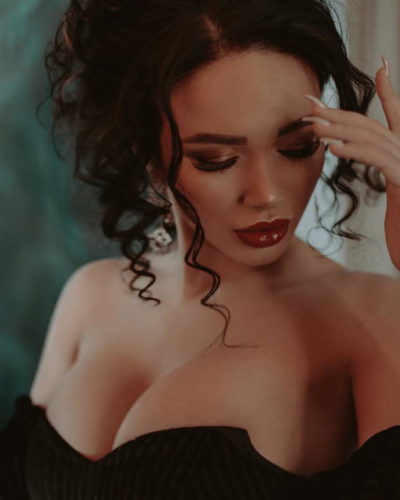 Яна Кошкина насмешила нелепым секс-видео об Оливье. Кто она и где еще отличилась