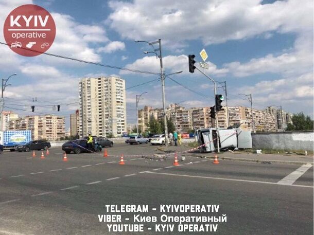 В Киеве авто вылетело на тротуар: жуткие фото и видео