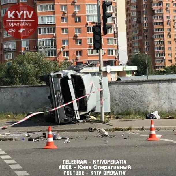 У Києві авто вилетіло на тротуар: моторошні фото і відео