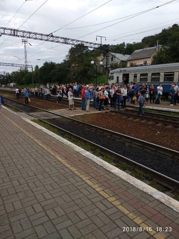 Налаштовані войовничо: обурені пасажири перекрили залізницю у Львові