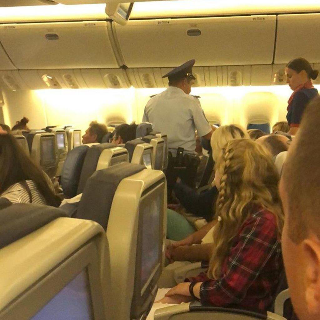 Скандальний російський актор напився в окупованому Криму і влаштував дебош в літаку: фото