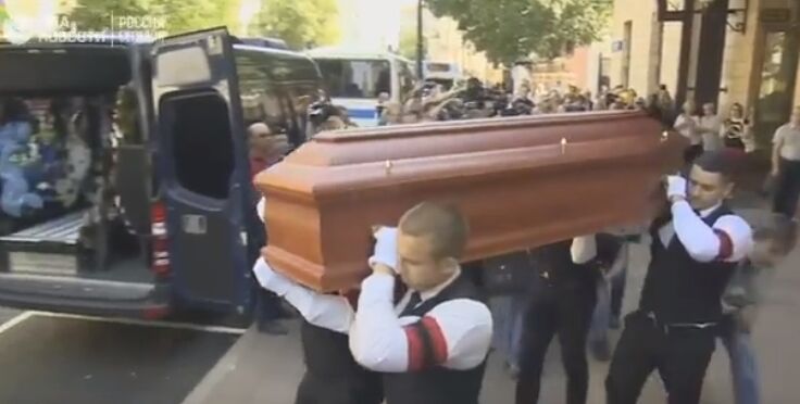 Труну з тілом Успенського провели на кладовище оплесками: фото, відео