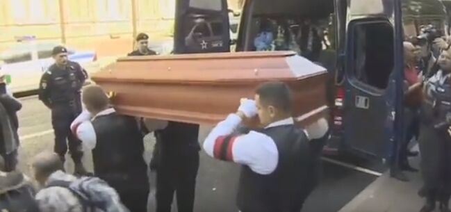 Труну з тілом Успенського провели на кладовище оплесками: фото, відео