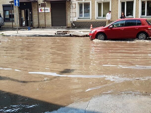 Допомога не допливла: з'явилися нові фото потопу в Києві
