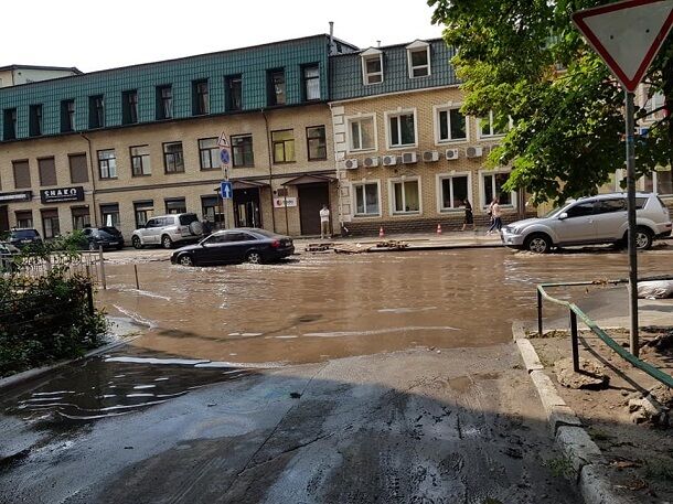 Помощь не доплыла: появились новые фото потопа в Киеве