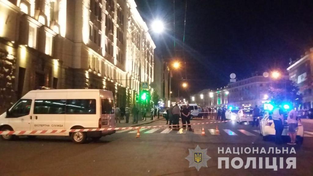 У Харкові влаштували збройний напад на міськраду, убито поліцейського: фото і відео з місця НП