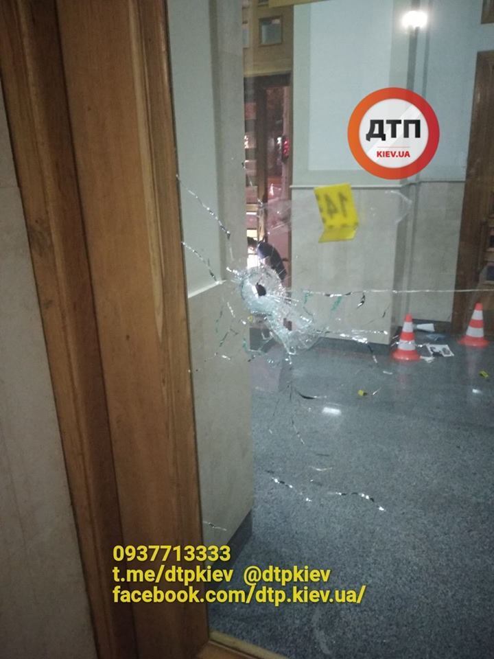 Нападение на горсовет Харькова: первые фото с места убийства полицейского