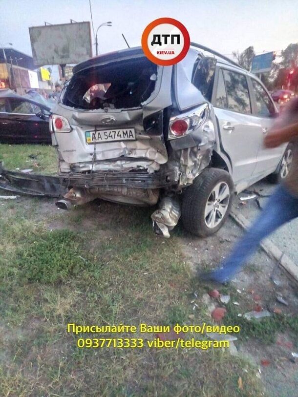 Машины в хлам: в сети показали фото жуткого ДТП в Киеве