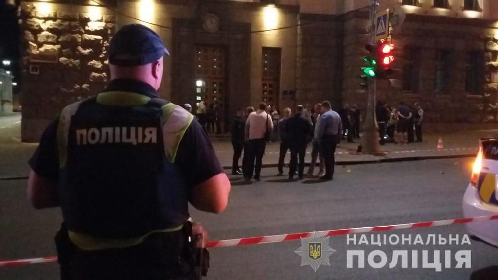 В Харькове устроили вооруженное нападение на горсовет, убит полицейский: фото и видео с места ЧП