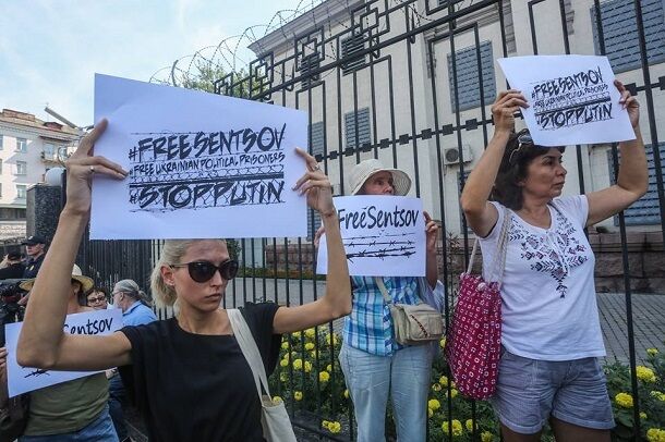 В Киеве провели зрелищную акцию у посольства России: фото