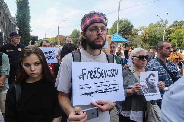 У Києві провели видовищну акцію біля посольства Росії: фото