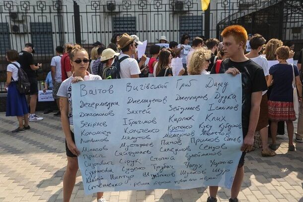 У Києві провели видовищну акцію біля посольства Росії: фото