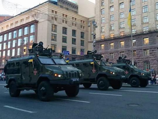 На репетиції параду в Києві показали новітню зброю української армії: яскраві фото та відео