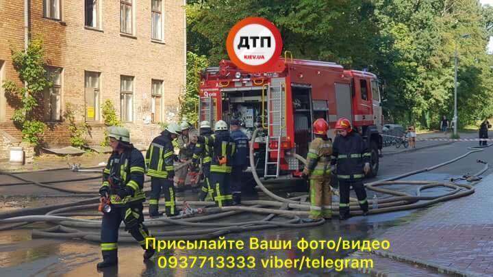 Скоро буде нова висотка: з'явилися фото і відео сильної пожежі в Києві