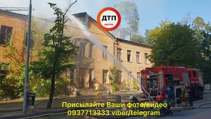 Скоро будет новая высотка: появились фото и видео мощного пожара в Киеве