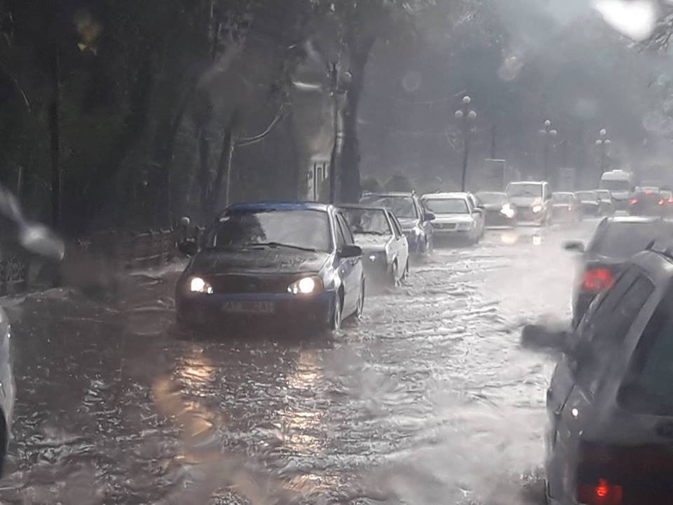 На Заході України пройшли зливи і град: опубліковано фото потопу