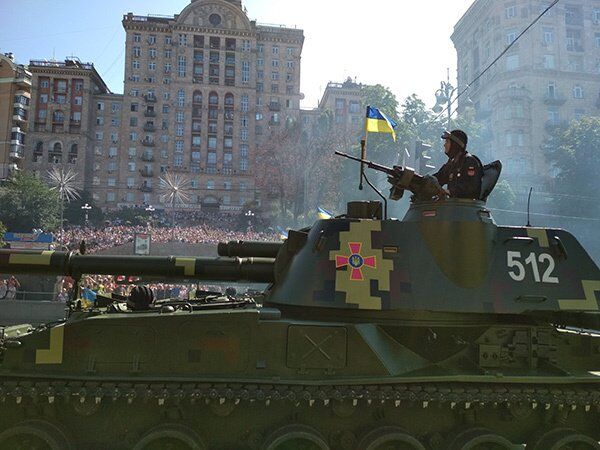 Танки в центрі Києва: ексклюзивні фото та відео з параду на День Незалежності