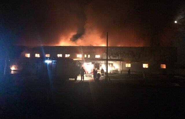 На Закарпатье сгорели склады ''Новой почты'': опубликованы жуткие фото и видео
