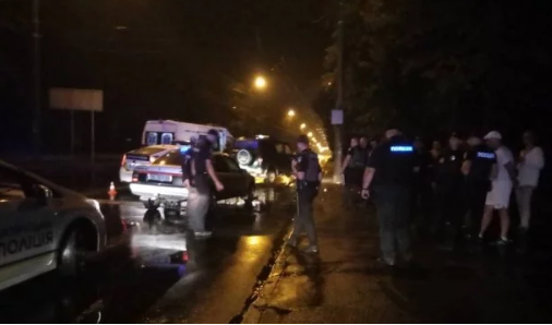 У Рівному таксист відкрив стрілянину по пасажирах, є постраждалий: фото і відео з місця