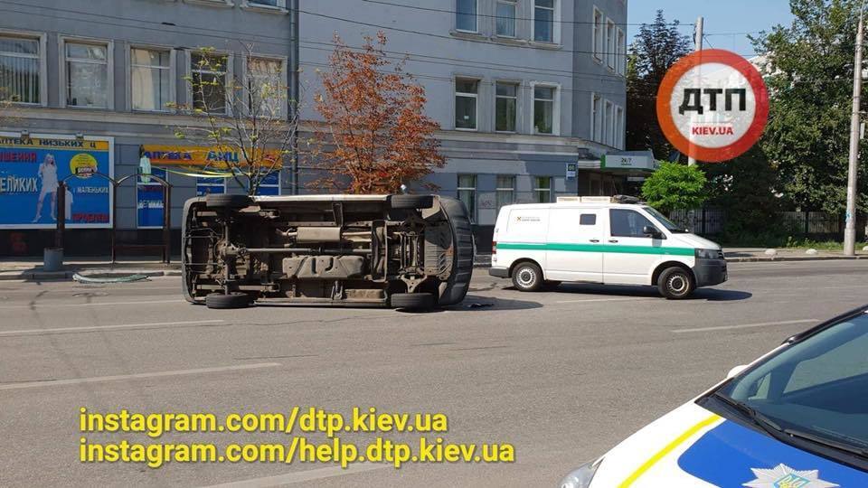 В центре Киева инкассаторская машина попала в ДТП с переворотом: опубликованы фото и видео