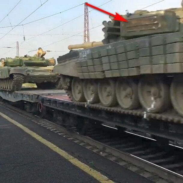 В Украину? Появились фото и видео масштабной переброски путинских танков и военных машин