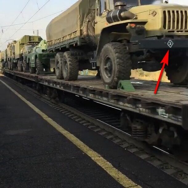 В Украину? Появились фото и видео масштабной переброски путинских танков и военных машин