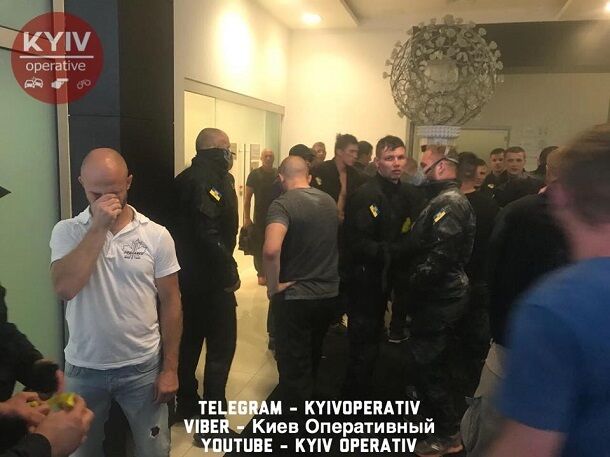 На полицию не похожи: в сети показали фото и видео штурма офиса в центре Киева