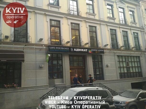 На полицию не похожи: в сети показали фото и видео штурма офиса в центре Киева