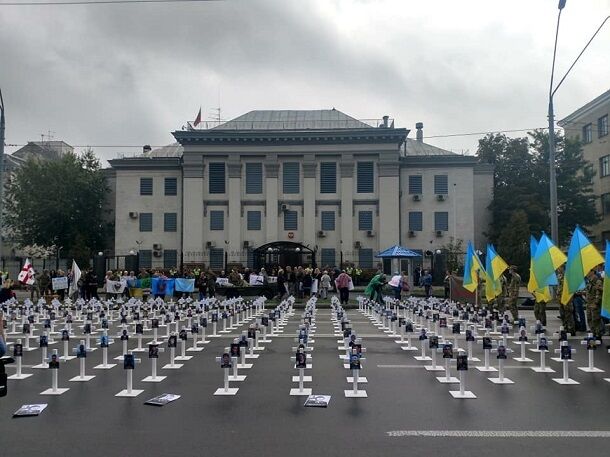 У путінського посольства в Києві з'явилися хрести: опубліковано фото і відео потужної акції