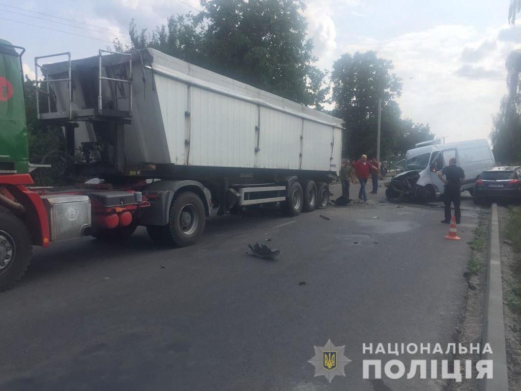 Столкнулись четыре авто: появились фото с места масштабного ДТП под Ровно