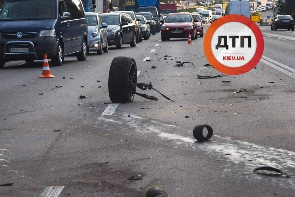 Машины раскидало по дороге: в центре Киева произошло жуткое ДТП, фото и видео