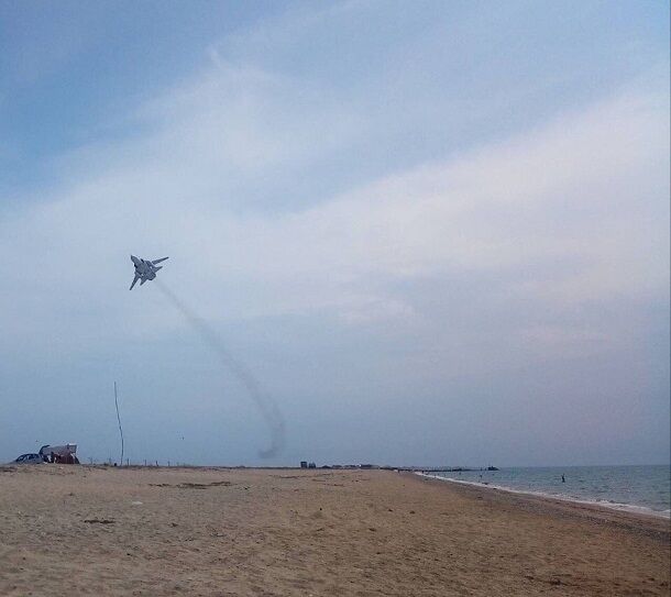 Замість туристів - військові літаки: в мережі показали сумне фото з Криму