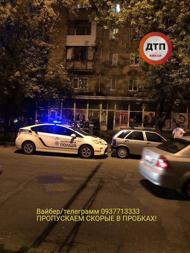 В Киеве подожгли магазин с продавцом внутри: фото и детали инцидента
