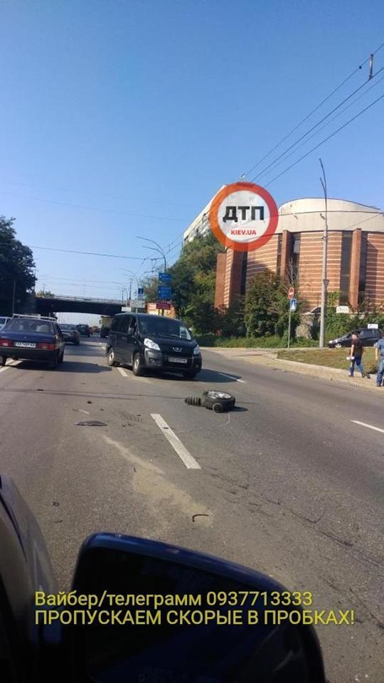 Машини розкидало по дорозі: в центрі Києва сталася страшна ДТП, фото і відео