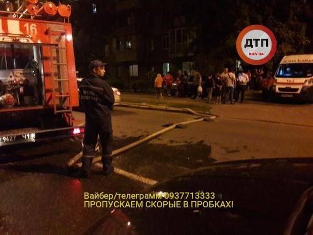 У Києві підпалили магазин з продавцем всередині: фото і деталі інциденту