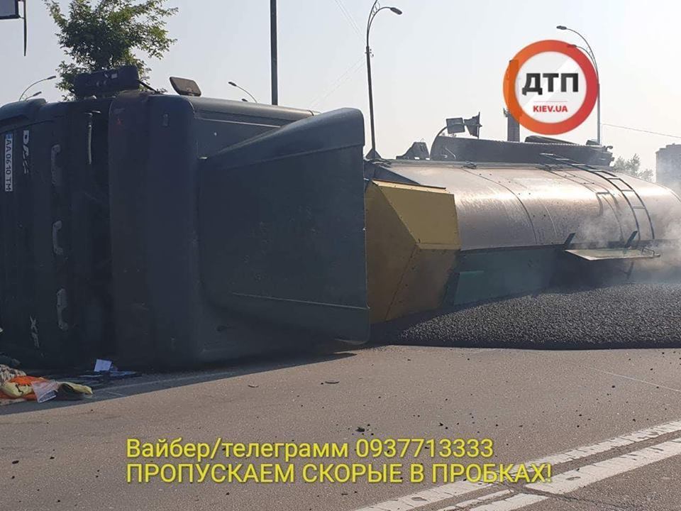 Будет лежачий полицейский: в Киеве перевернулась фура с асфальтом, фото и видео