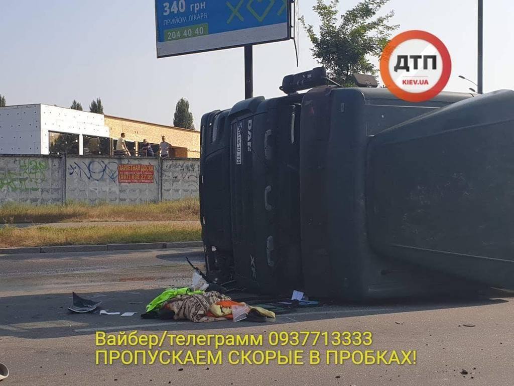 Буде лежачий поліцейський: в Києві перекинулася фура з асфальтом, фото і відео
