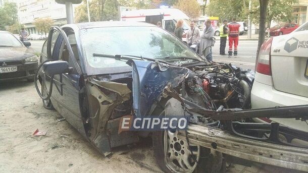 У центрі Києва авто вилетіло на тротуар, є постраждалі: фото та відео з місця ДТП
